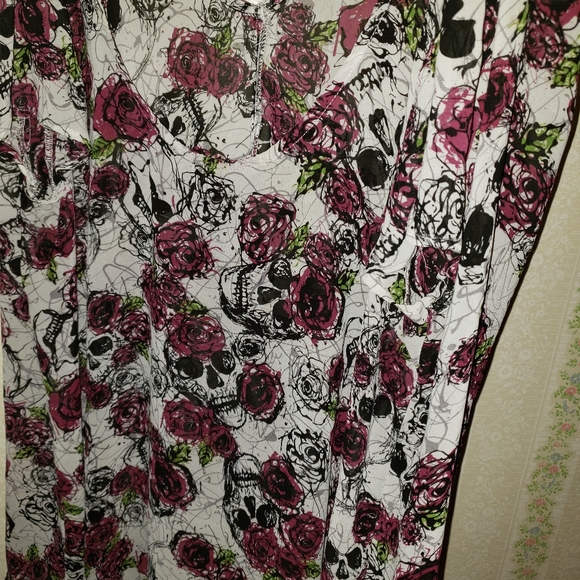 ♤♤♤♤♤  SOLD  ♤♤♤♤♤Hot topic top - Picture 4 of 4